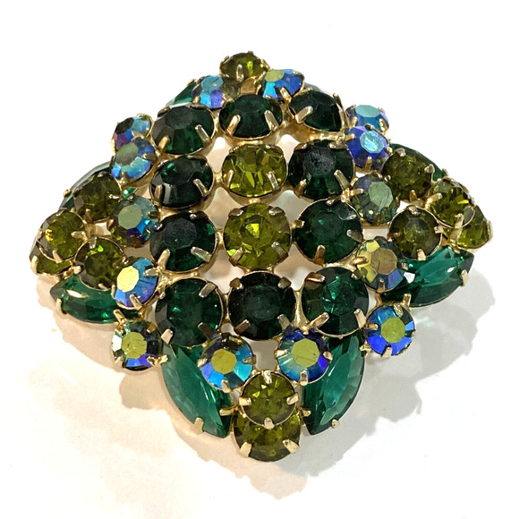 Vintage brooch massive cushion shaped square AB green rhinestones on goldtone - Picture 1 of 6